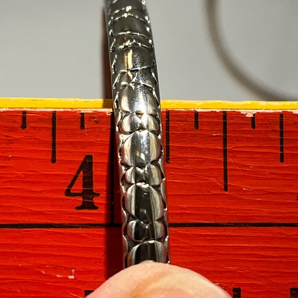 (2) Monet Stacking metal Bangle Bracelets. They have slightly different tones - Picture 5 of 8